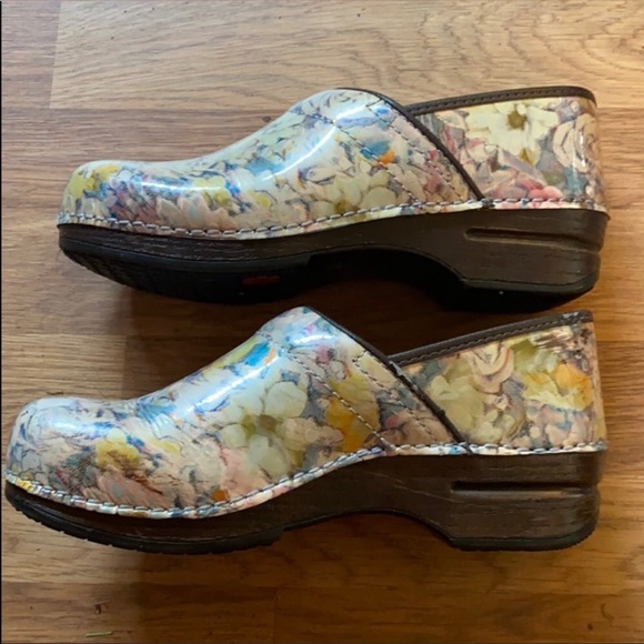 dansko jungle flower